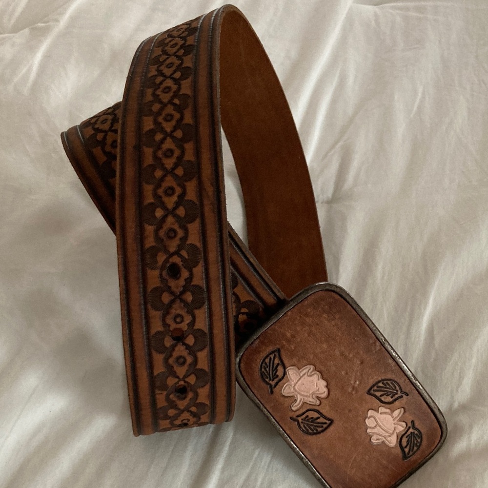 🆕 HOLLISTER/ABACROMBIE Vintage Look Honey Brown Leather Belt with Floral Design!